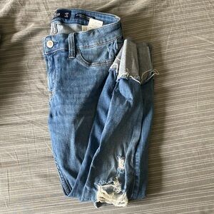 Hollister Crop Jean. Size 5s. Distressed.